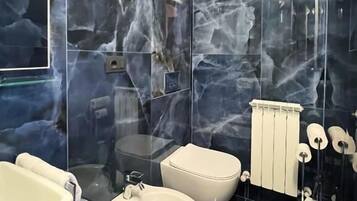 Doccia, asciugamani, sapone, shampoo