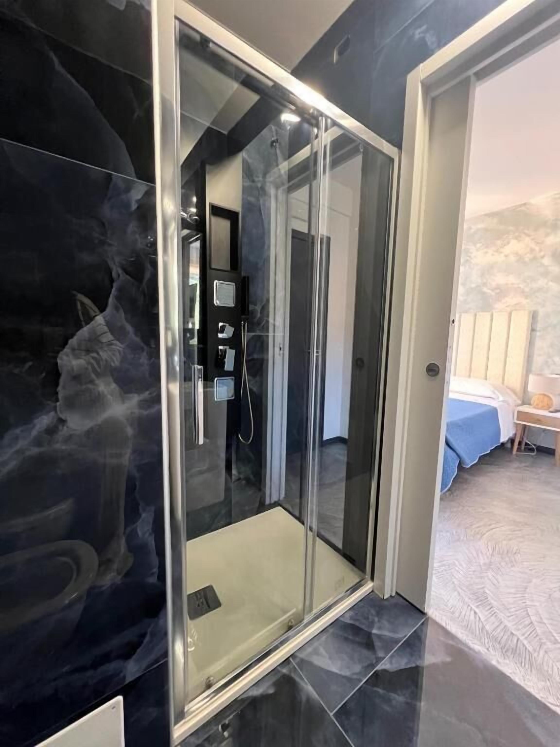 Doccia, asciugamani, sapone, shampoo