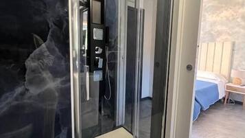 Ducha, toallas, jabón, shampoo