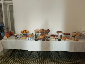 Free daily buffet breakfast