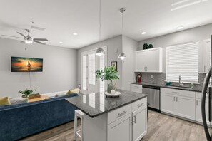 Een koelkast, een microgolfoven, een oven, een kookplaat