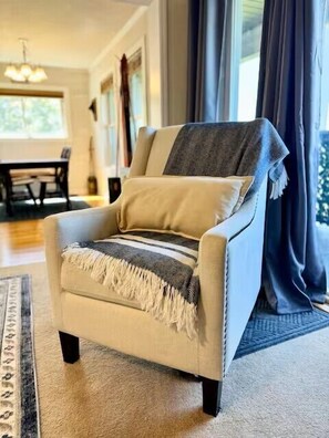 Smart-TV, peis, bordtennis og bøker