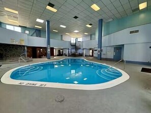 Innendørsbasseng og et oppvarmet basseng