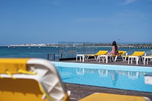 2 piscines extérieures, parasols de plage, chaises longues