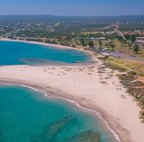 Una spiaggia nelle vicinanze