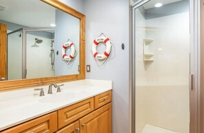 Een douche, milieuvriendelijke toiletartikelen, een haardroger
