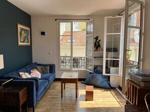 Living area - Victoire & Charlotte's apartment - a village in Paris (Le Pré-Saint-Gervais)