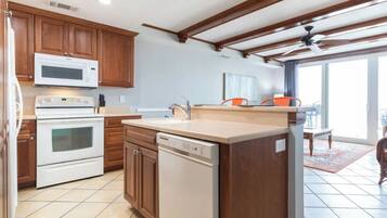 Coffee/tea maker, fridge, microwave, oven