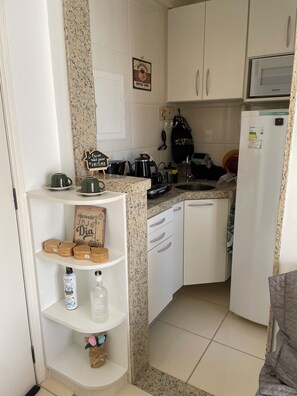 Jääkaappi, mikroaaltouuni, liesi, keittoastiat/astiat/ruokailuvälineet