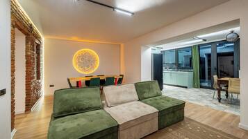 Villa Comfort - 3 sovrum - lanai - utsikt mot innergården | Vardagsrum | Eldstad