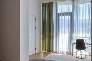 ستائر تعتيم ومكواة/لوح كي وواي فاي مجانًا