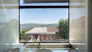 Comfort Villa, 3 Bedrooms, Lanai, Courtyard View | Bathroom | Slippers