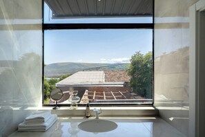 Comfort-Villa, 3 Schlafzimmer, Veranda, Blick auf den Innenhof | Badezimmer | Hausschuhe