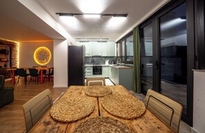 Comfort-huvila, 3 makuuhuonetta, lanai, näköala pihalle | Yksityinen keittiö