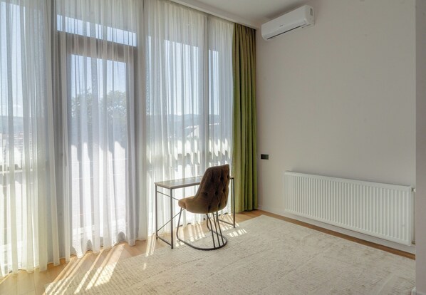 ستائر تعتيم ومكواة/لوح كي وواي فاي مجانًا