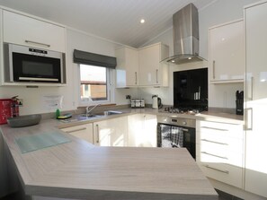 Dishwasher, cookware/dishes/utensils - Bluebell Lodge (Carnforth)