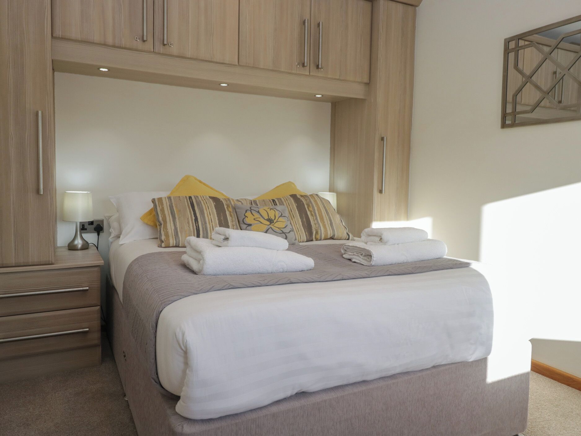 2 dormitorios, decoración individual, mobiliario individual