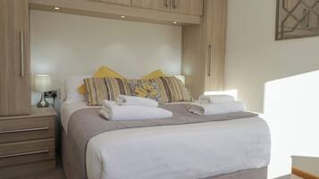 2 dormitorios, decoración individual, mobiliario individual