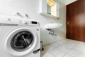 تجهيزات دش، مراحيض شطف، مناشف