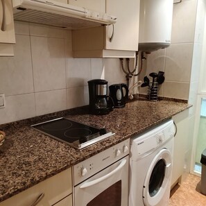 Wasserkocher mit Kaffee-/Teezubehör, Kühlschrank, Mikrowelle, Ofen
