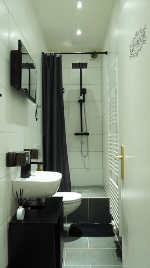 Shower, hair dryer, towels, soap - Vacation apartment - modern home Li-Apartments (Pforzheim)