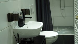 Shower, hair dryer, towels, soap - Vacation apartment - modern home Li-Apartments (Pforzheim)