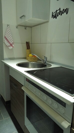 Frigorifero, microonde, forno, piano cottura