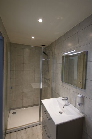 Dusche, Handtücher, Seife, Toilettenpapier