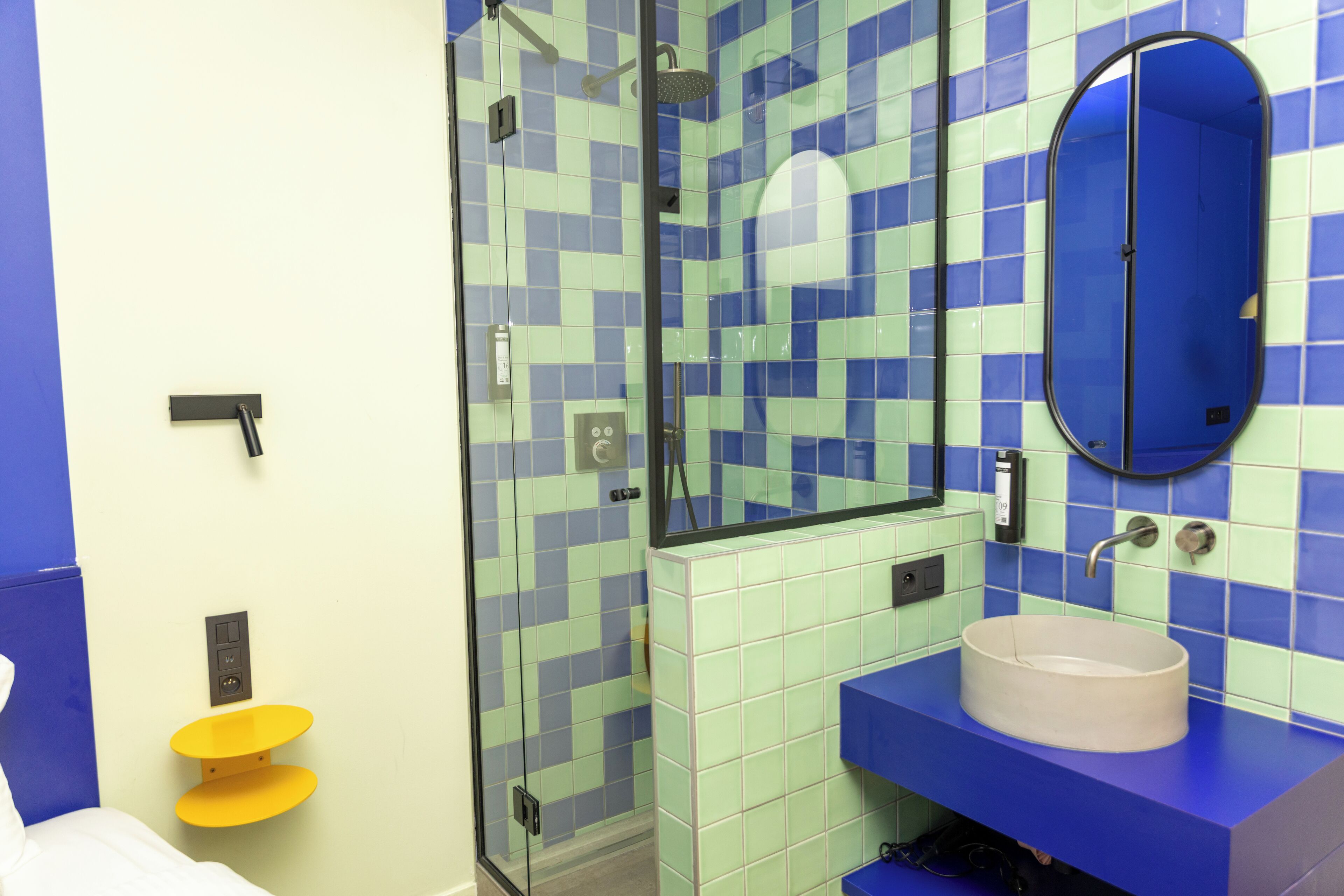 Un baño con ducha, lavamanos e inodoro.