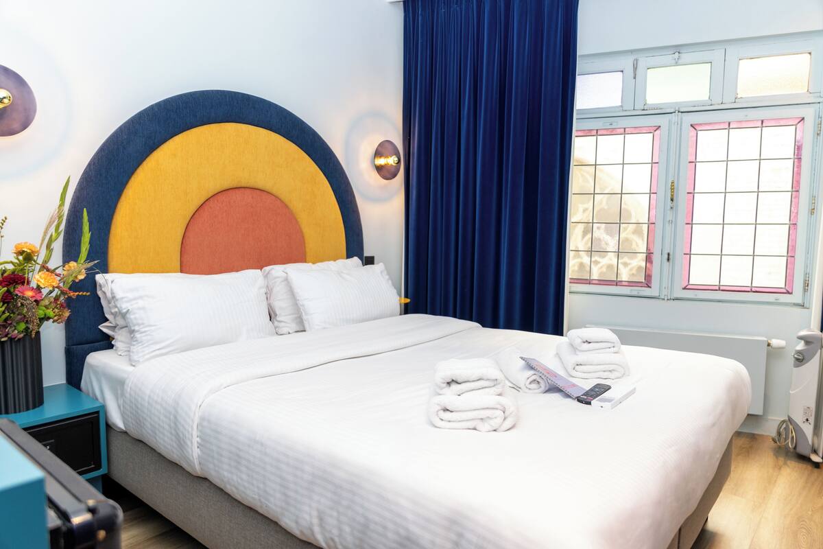 Habitación doble Deluxe, vista a la ciudad | Caja de seguridad en la habitación y wifi gratis