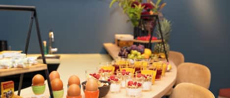 TĂ€gliches FrĂŒhstĂŒcksbuffet (18.00 EUR pro Person)