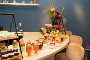 Se ofrece un desayuno bufé (18.00 EUR por persona)