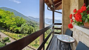 A balcony with a view of a mountainous landscape and a body of water. - Room 'Stanza 1' with Mountain View, Wi-Fi and Air Conditioning (Marone)