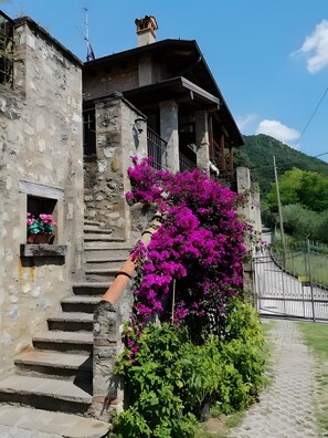 Property grounds - Room 'Stanza 1' with Mountain View, Wi-Fi and Air Conditioning (Marone)