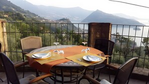 Outdoor dining - Room 'Stanza 1' with Mountain View, Wi-Fi and Air Conditioning (Marone)