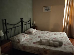 2 bedrooms, WiFi, bed sheets - Room 'Stanza 1' with Mountain View, Wi-Fi and Air Conditioning (Marone)