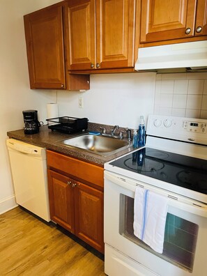 ثلاجة، ميكروويف، فرن، موقد طهي مسطح