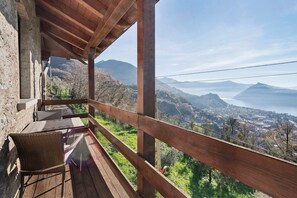 Outdoor dining - Room 'Stanza 2' with Lake View, Wi-Fi and Air Conditioning (Marone)