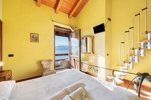 2 bedrooms, WiFi, bed sheets - Room 'Stanza 2' with Lake View, Wi-Fi and Air Conditioning (Marone)