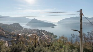 Un pueblo costero con vistas al mar y a las montañas.