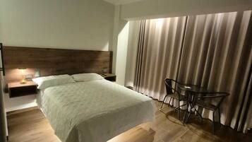 Phòng đôi Deluxe, ban công, quang cảnh thành phố | Két bảo mật tại phòng, màn/rèm cản sáng