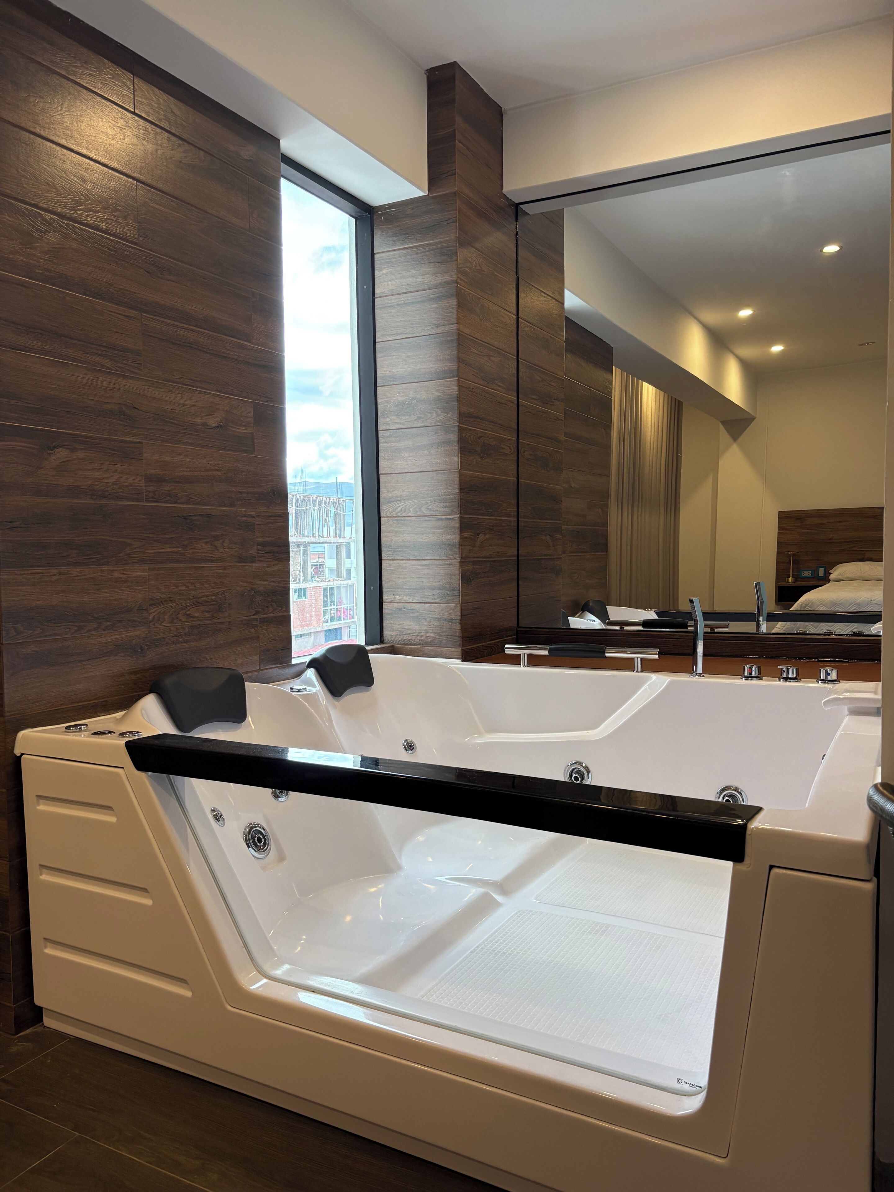 Junior-Suite | Zimmersafe, Verdunkelungsvorhänge, kostenloses WLAN