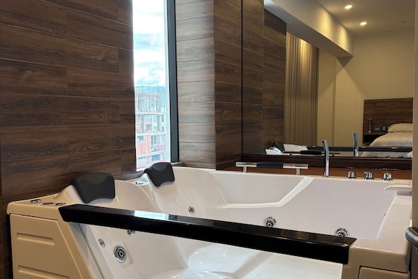 Suíte júnior | Cofres nos quartos, cortinas blackout, Wi-Fi de cortesia