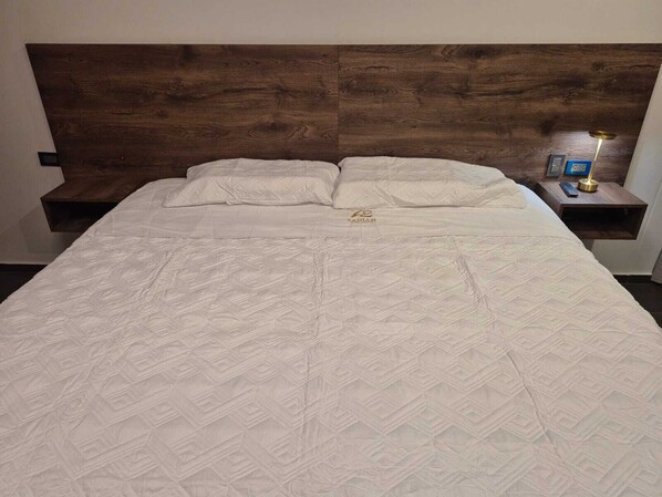 ตู้นิรภัยในห้องพัก, ผ้าม่านกันแสง, Wi-Fi ฟรี