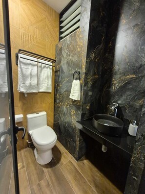 Quarto casal conforto | Cofres nos quartos, cortinas blackout, Wi-Fi de cortesia