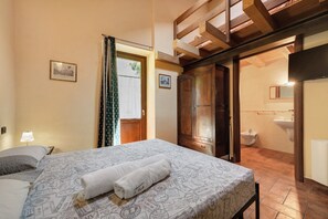 1 bedroom, WiFi, bed sheets - Room 'Stanza 4' with Mountain View, Wi-Fi and Air Conditioning (Marone)