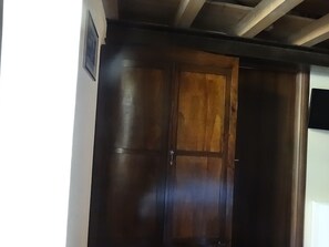 Interior - Room 'Stanza 4' with Mountain View, Wi-Fi and Air Conditioning (Marone)