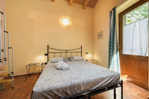 1 bedroom, WiFi, bed sheets - Room 'Stanza 4' with Mountain View, Wi-Fi and Air Conditioning (Marone)