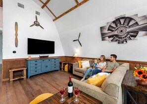 Een televisie, een open haard en een kantoor