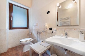 A bathroom with a toilet, sink, mirror, towel, and window. - Room 'Stanza 5' with Mountain View, Wi-Fi and Air Conditioning (Marone)